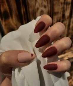 SD Press On Nails - Plaknagels - Gelnagels - 20 Stuks - Handgemaakte Nagels No. 10 Heartbeat - Hartjes - Matte Rood - Nepnagels - Kort Stiletto - Nagelstudio - Gellak - Plaknagels Met Lijm - Nail Art - Accessoires - Valentijn - Cadeau Voor Haar -Cosmetisch Kortingswinkel 1013x1200 1