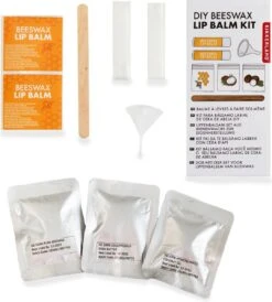 Kikkerland DIY Bijenwas Lip Balsem Kit - Maak Je Eigen Lippenbalsem - 100% Natuurlijk - Voor Twee Balsem Sticks -Cosmetisch Kortingswinkel 1080x1200 3