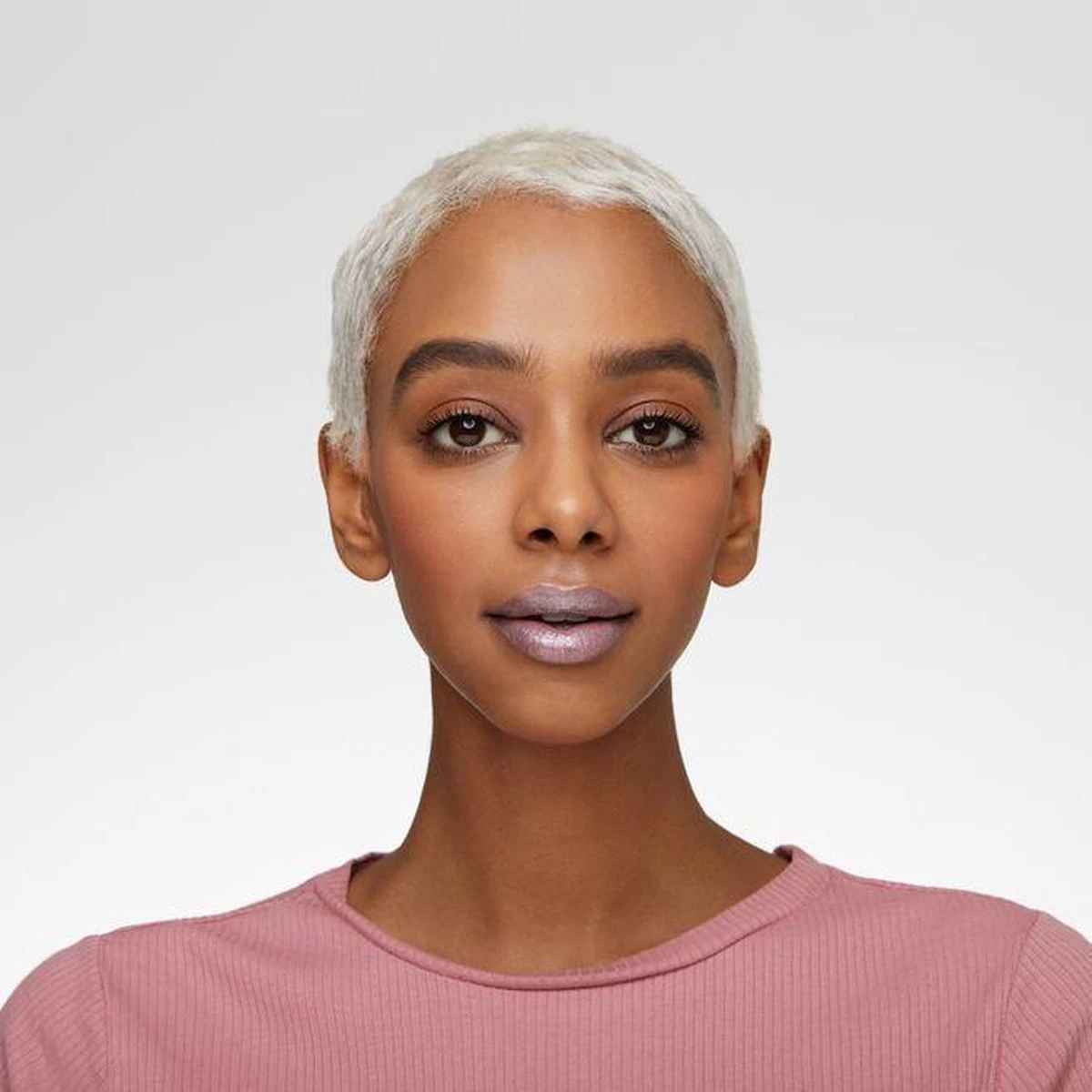 Essence Extreme Shine Volume Lipgloss 5 Ml 04 Purple Rain 7 Essence Extreme Shine Volume Lipgloss 5 Ml 04 Purple Rain - Afbeelding 7