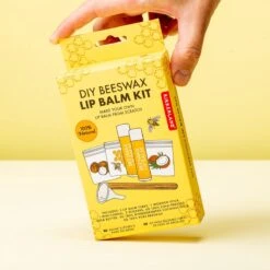 Kikkerland DIY Bijenwas Lip Balsem Kit - Maak Je Eigen Lippenbalsem - 100% Natuurlijk - Voor Twee Balsem Sticks -Cosmetisch Kortingswinkel 1200x1200 1530