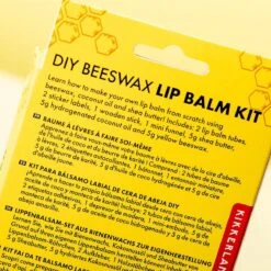 Kikkerland DIY Bijenwas Lip Balsem Kit - Maak Je Eigen Lippenbalsem - 100% Natuurlijk - Voor Twee Balsem Sticks -Cosmetisch Kortingswinkel 1200x1200 1531