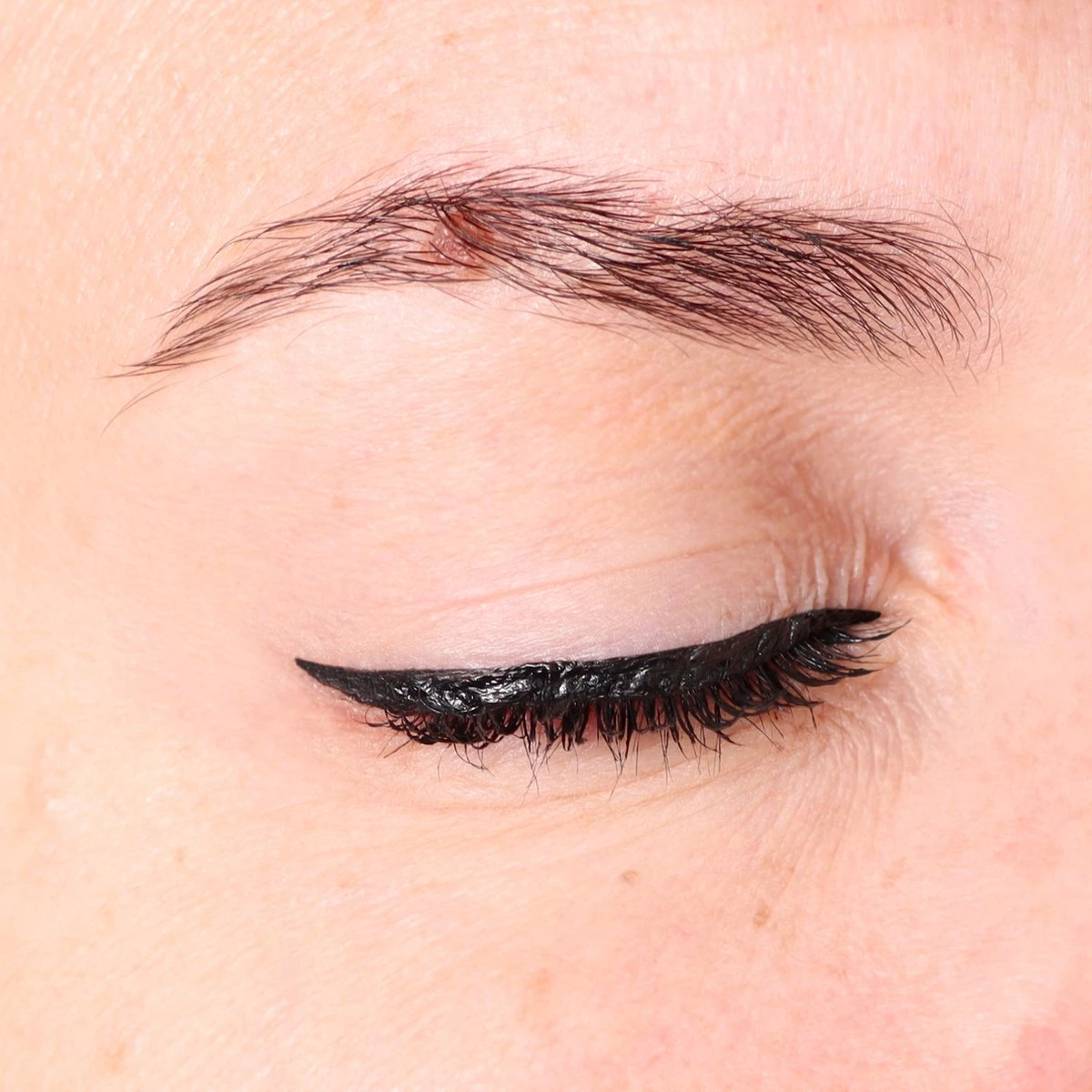 Blèzi® Liquid Eye Liner Pen 10 Intense Black - Eyeliner Zwart Waterproof - Mat Zwart 2 Blèzi® Liquid Eye Liner Pen 10 Intense Black - Eyeliner Zwart Waterproof - Mat Zwart - Afbeelding 2