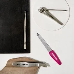 Tweezerman Mini Nagelset - RVS - Manicureset Met Nagelvijl, Nagelknipper, Bokkenpoot En Nagelriemknipper - Roze -Cosmetisch Kortingswinkel 1200x1200 669