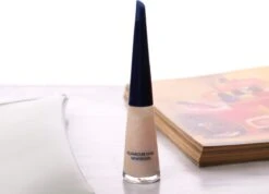 Herome Glamour Nail Whitener - Natural Nail Whitener Met Een Romige Parelmoerglans - Camoufleert Doffe Of Verkleurde Nagels - 10ml. -Cosmetisch Kortingswinkel 1200x867 1