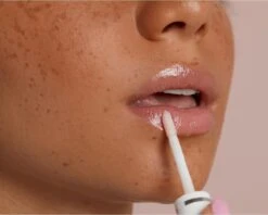 Labello Caring Lip Oil Clear Glow - 5.5 Ml -Cosmetisch Kortingswinkel 1200x962 2