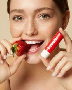 Labello Lippenbalsem Fruity Shine Strawberry Blister (5.5ml) -Cosmetisch Kortingswinkel 960x1200 32